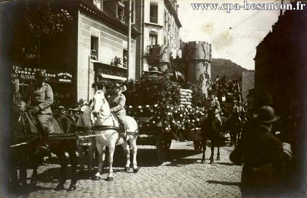 BESANÇON - Place Flore - Cavalcade au profit de la Maison des Étudiants et des Sinistrés des Chaprais - 20 mai 1928 - VIIe Foire exposition comtoise.